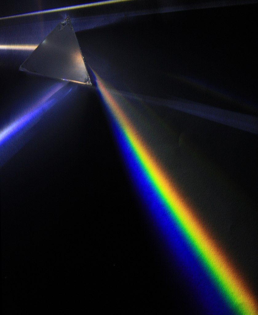 Light spectral dispersion with a glass prism made